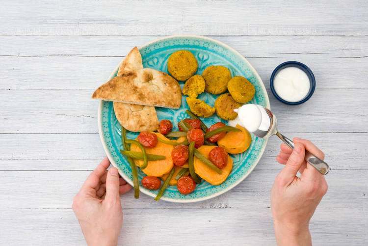 Serveer met het naanbrood, de falafel en de Turkse yoghurt.
