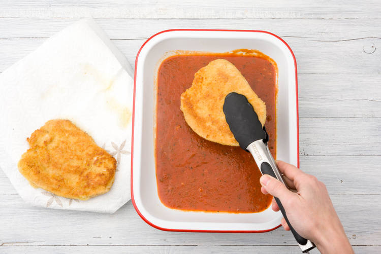 Schnitzel in Auflaufform geben