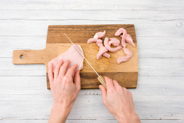 Schweinelachs schneiden