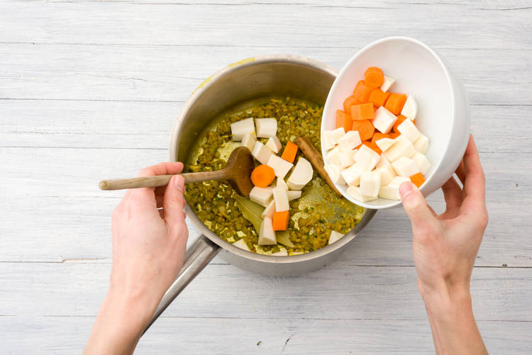 Pastinake und Karotte hinzufügen.