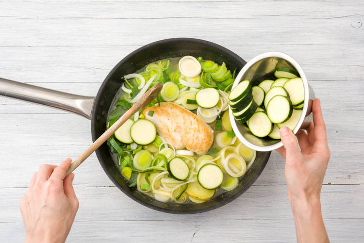 Zucchini und Porree hinzufügen
