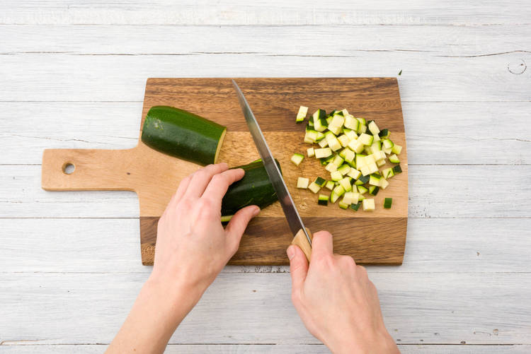 Snijd de courgette in blokjes.
