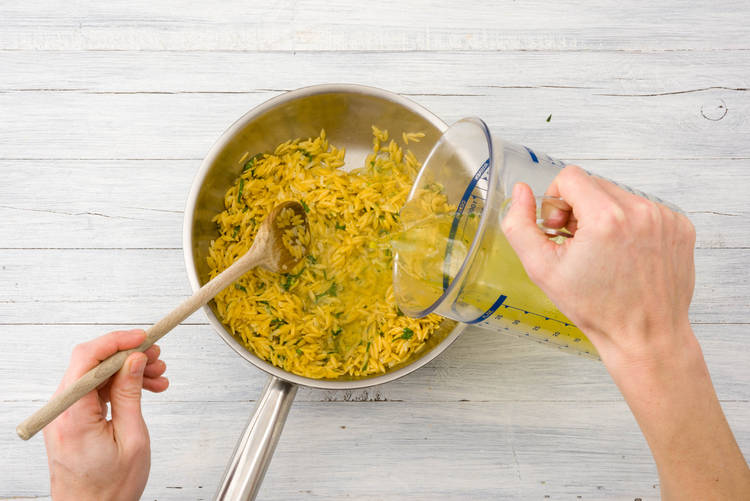 Schenk de bouillon over de orzo.