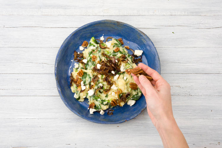 Garneer met de overige feta en pecannoten.