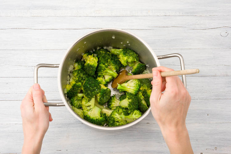 Voeg de broccoli toe en bak al roerende 2 minuten op middelmatig vuur.