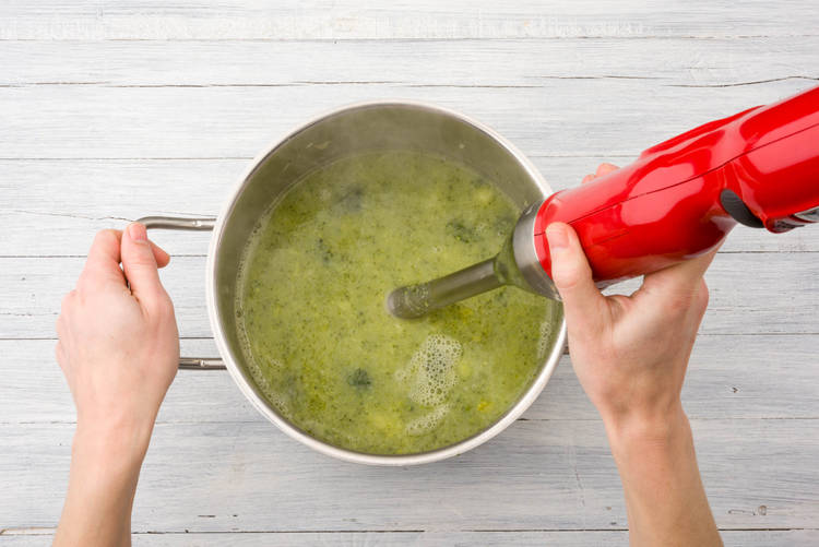 Haal de soep van het vuur en pureer met een staafmixer.