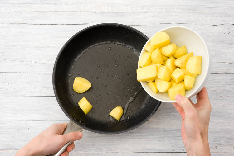 Bak de aardappelen.