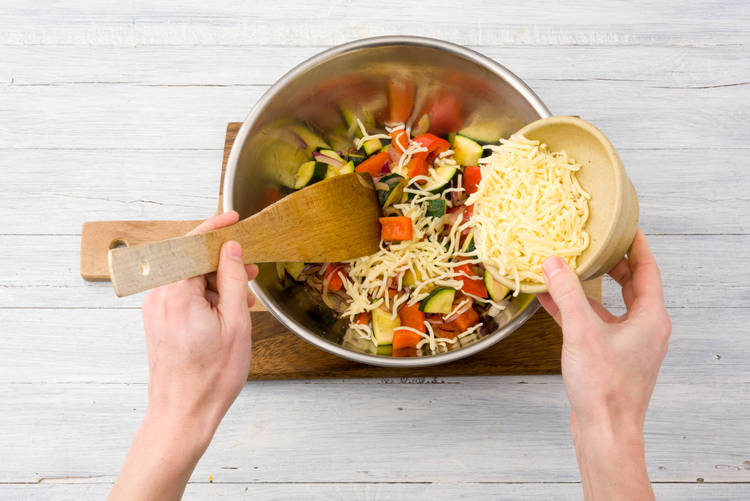 Pfannengemüse mit Käse bestreuen