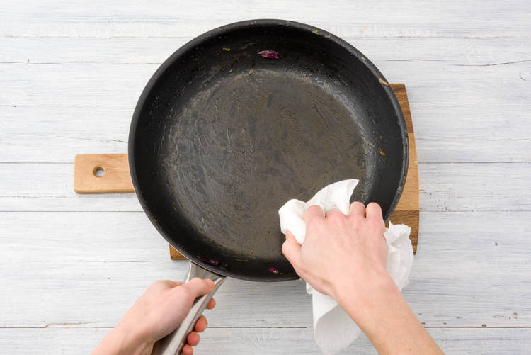Pfanne mit Küchenpapier auswischen