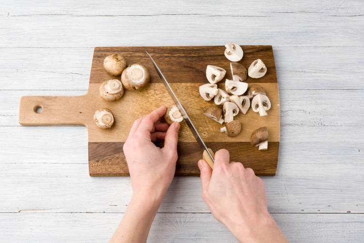 Champignons vierteln