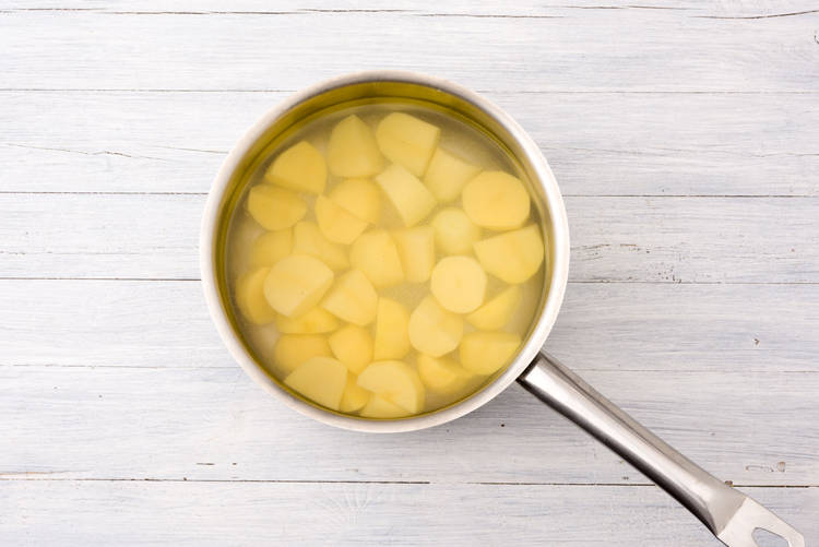 Kook de aardappelen gaar.