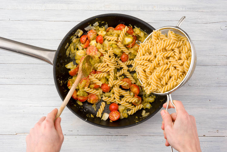Voeg de fusilli toe.