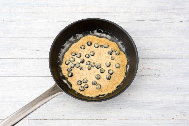 Bak een pannenkoek per persoon.