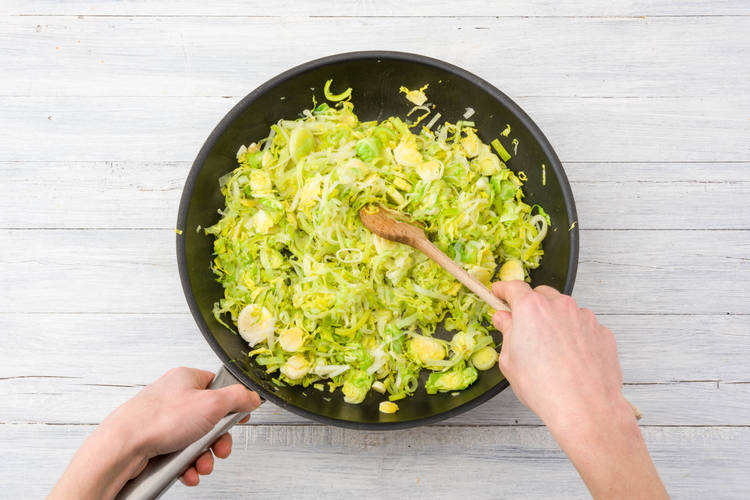 Rosenkohl und Porree dünsten