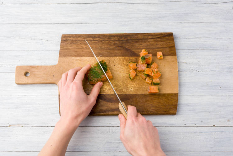 Snijd de gravlax klein.