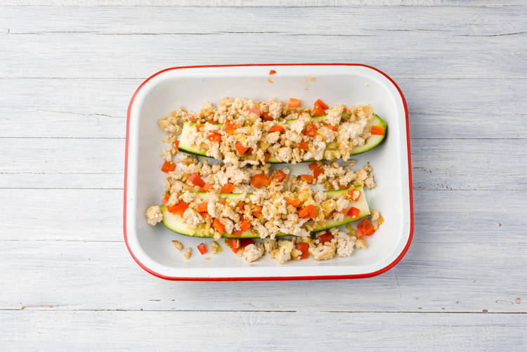 Bak de courgettehelften in de oven.