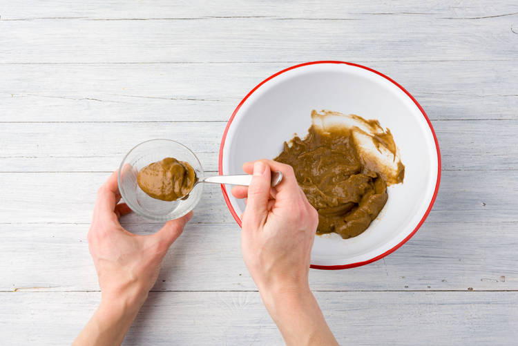 Verdeel de chocolademousse over glazen.