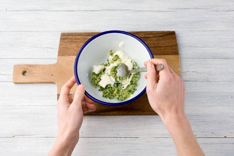 Frischkäse mit Pesto vermischen