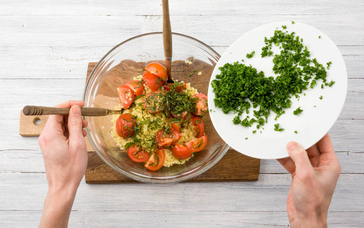Maak de tabouleh.