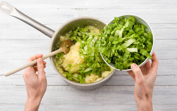 Voeg de andijvie toe.