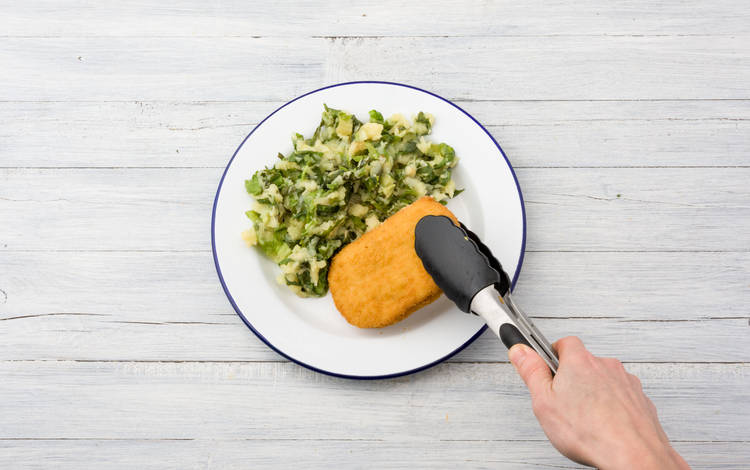 Serveer met de champignon cordon blue.