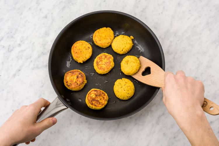 Bak de falafelballetjes.