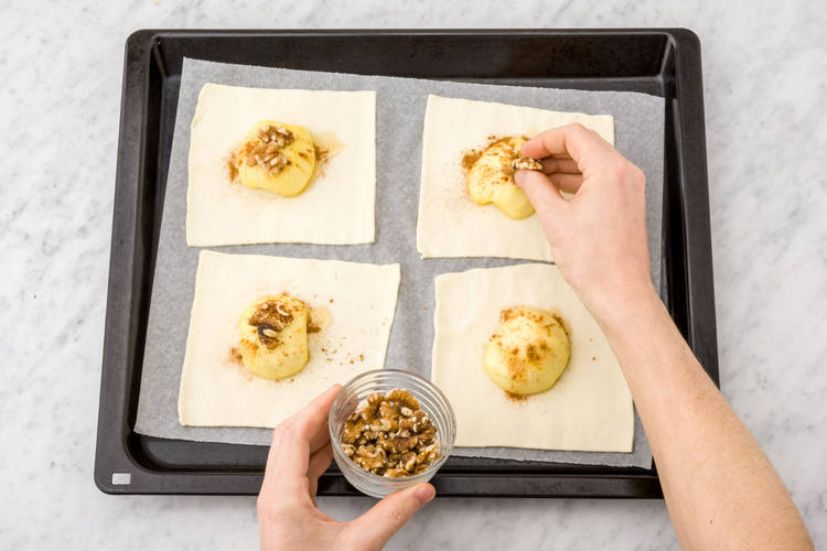 Leg op elke appelhelft 2 walnoten.