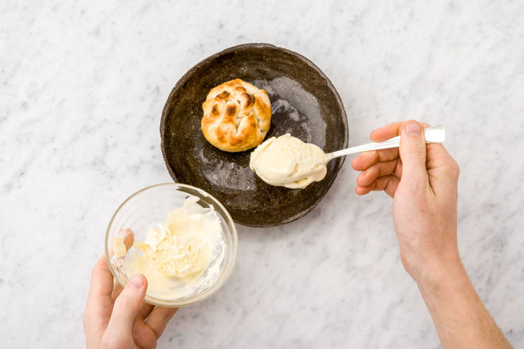 Serveer met slagroom.