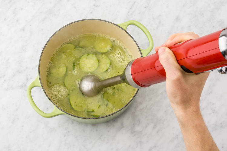 Pureer de soep met een staafmixer.