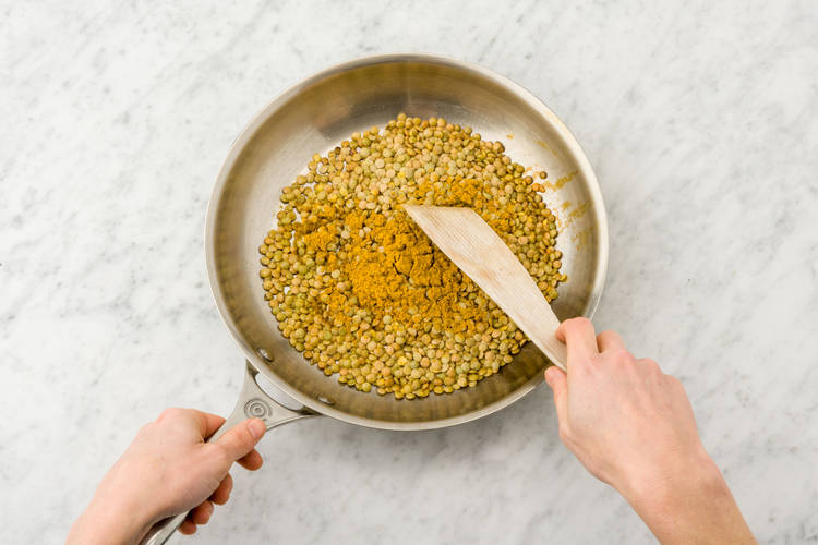 Roerbak de linzen met de currykruiden.