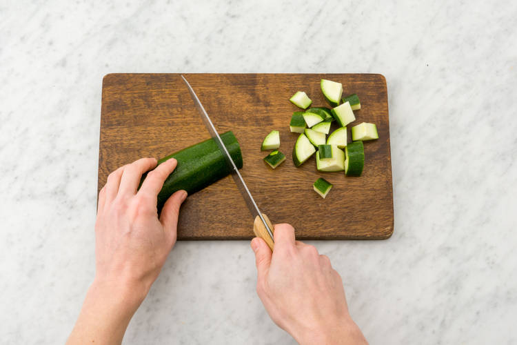 Snijd de courgette in blokjes.