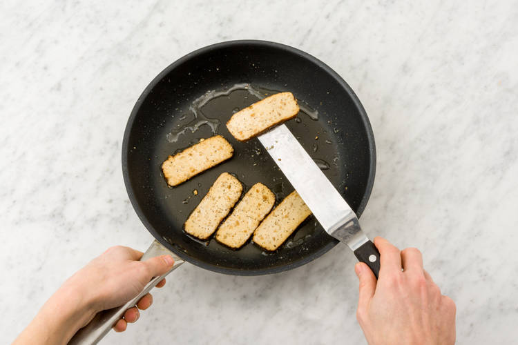 Bak de Javaanse sticks in de pan.