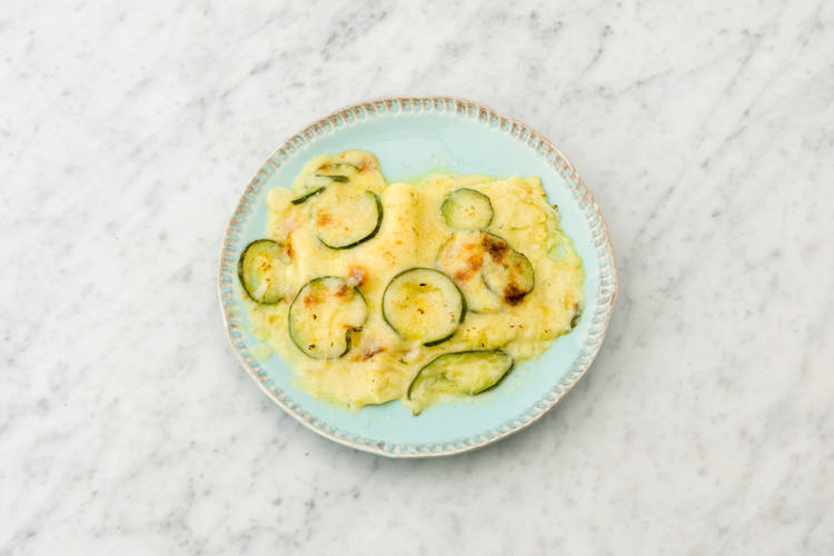 Verdeel de lasagne over de borden.