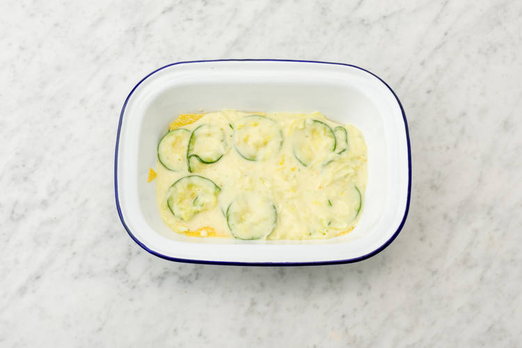 Leg een paar plakken courgette op de lasagnebladen en dan weer een laagje saus.
