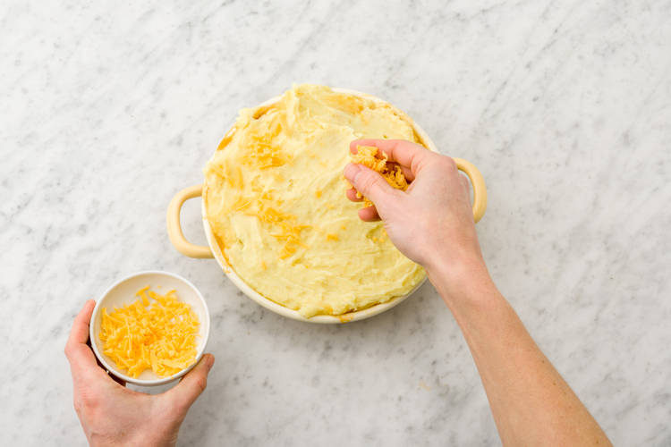Verdeel de puree er voorzichtig overheen.
