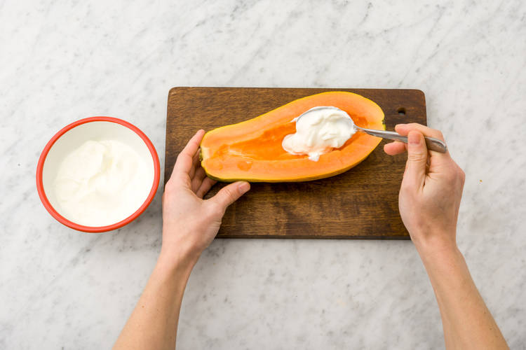 Vul beide helften met yoghurt.