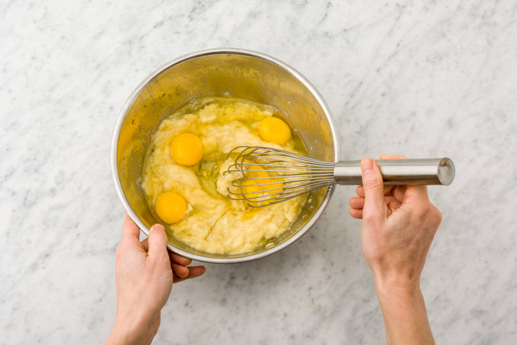 Mixer les oeufs.