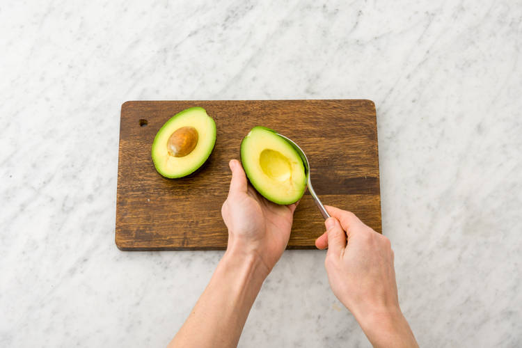 Avocado von Fruchtfleisch lösen