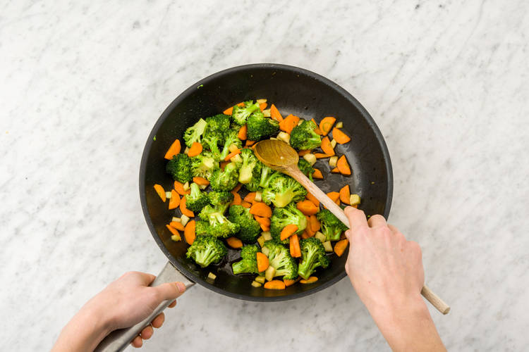 Bak de broccoli en peen.