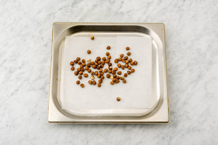 Haselnüsse auf Backblech verteilen