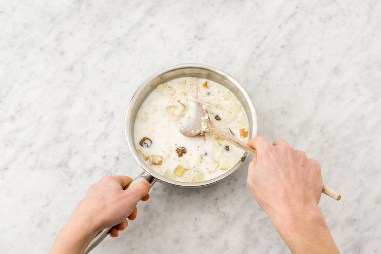 Meng de havermout, melk, appel en dadelstukjes