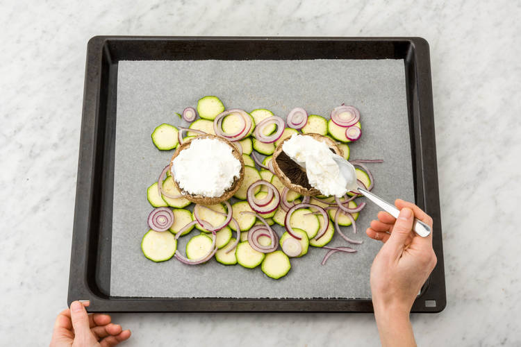 Bedek de portobello met de geitenkaas.