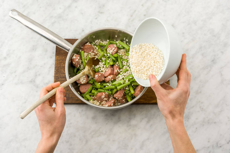 Risotto-Reis hinzufügen