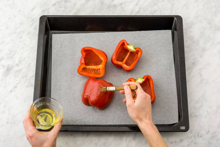 Paprika mit Olivenöl einpinseln