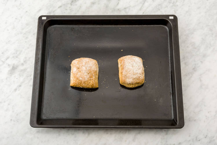 Bak de volkorenciabatta 8 minuten in de voorverwarmde oven.