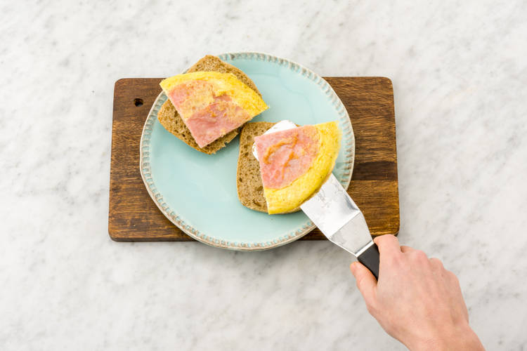 Verdeel de omelet over de broodjes.