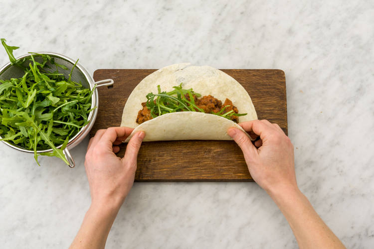 Tortilla zu Burrito aufrollen