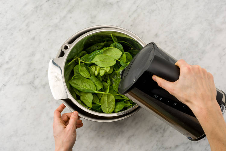 Spinat mit kochendem Wasser übergießen