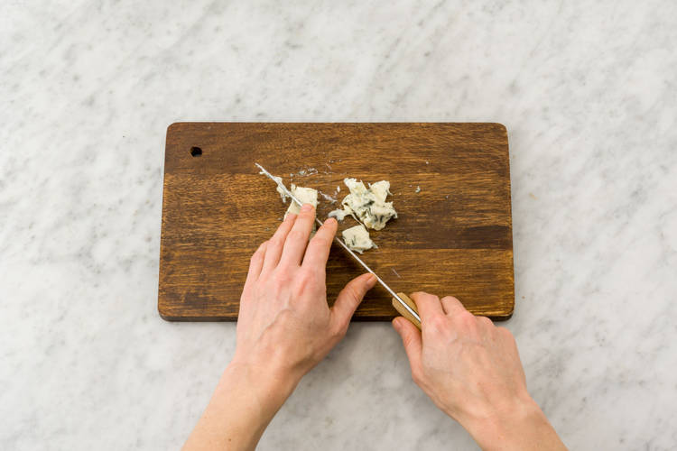 Gorgonzola grob zerkleinern