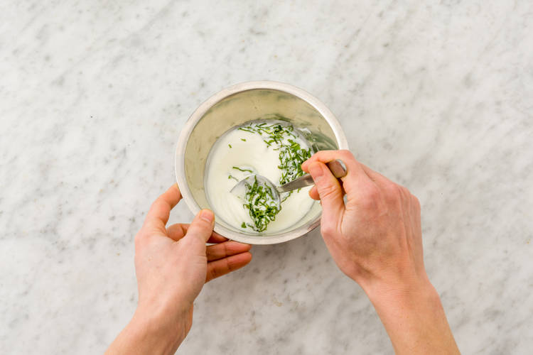 Prepare the minted yoghurt